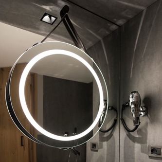 Badezimmerspiegel mit schwarzem Gürtel  - CURSA